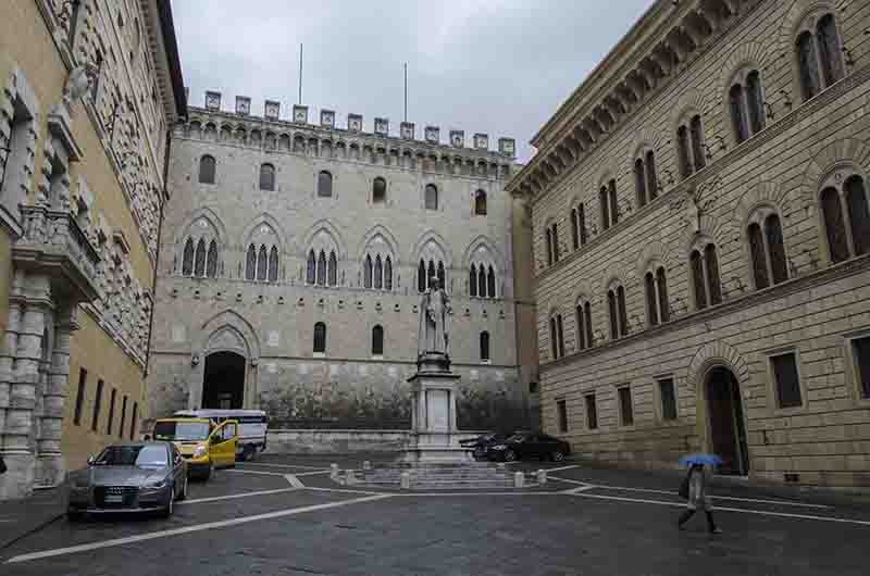 19 - Italia - Siena - plaza Salimbeni